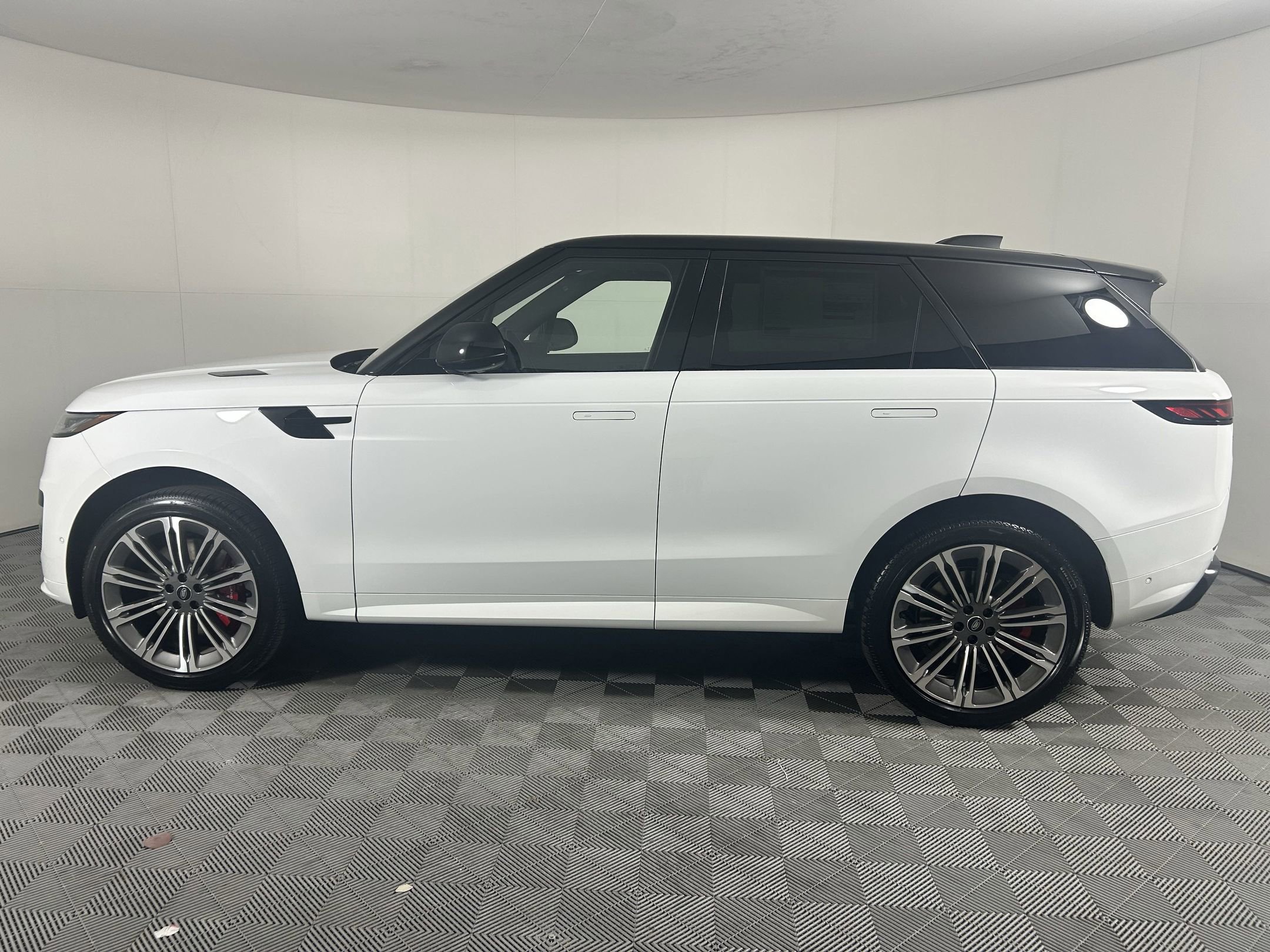 New 2025 Land Rover Range Rover Sport Dynamic SE image 2