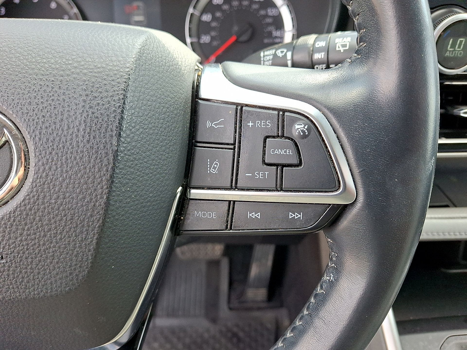 Used 2021 Toyota Highlander LE AWD/4WD image 18