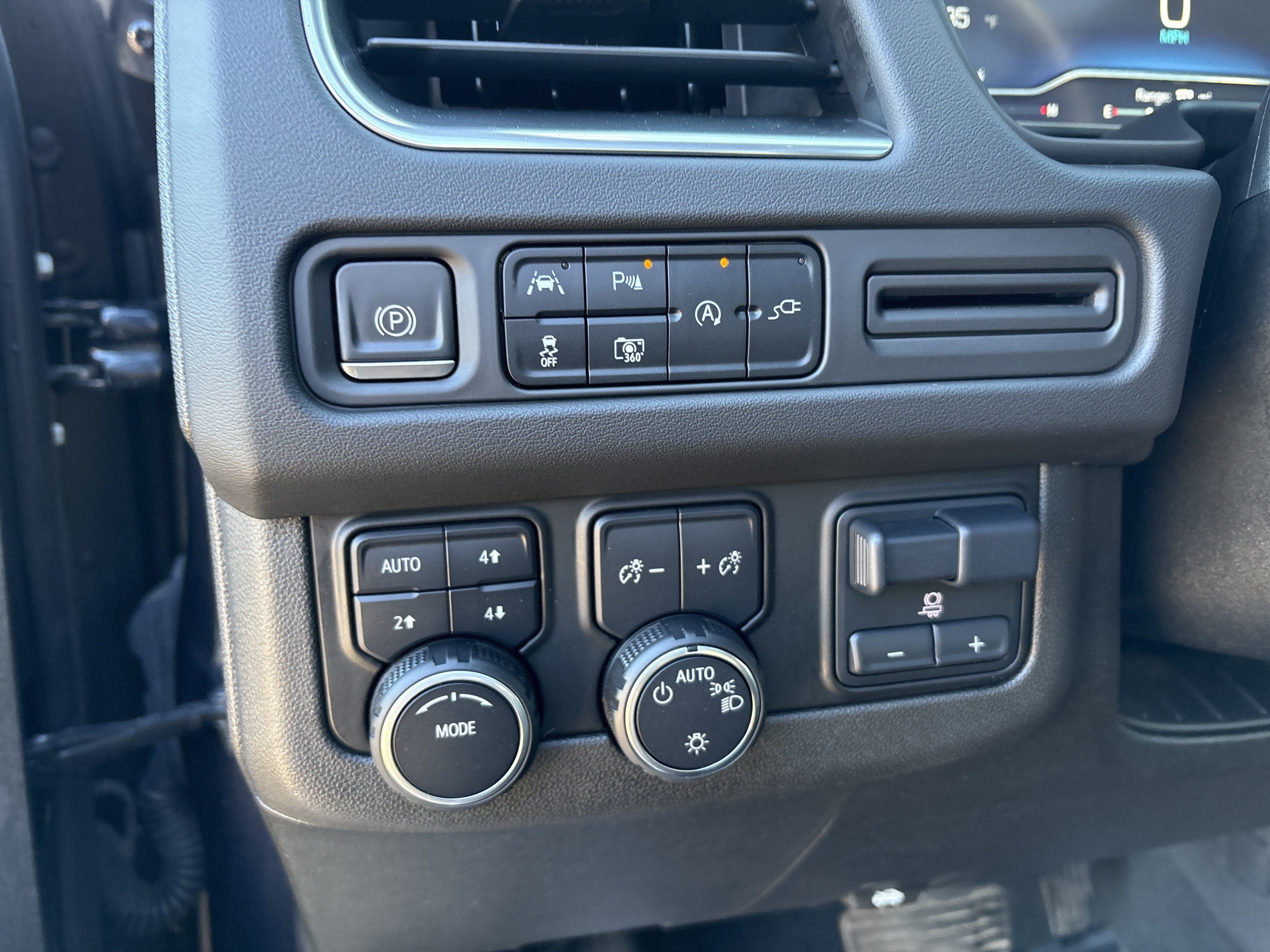 Used 2022 Chevrolet Suburban RST w/ Luxury Package AWD/4WD image 11