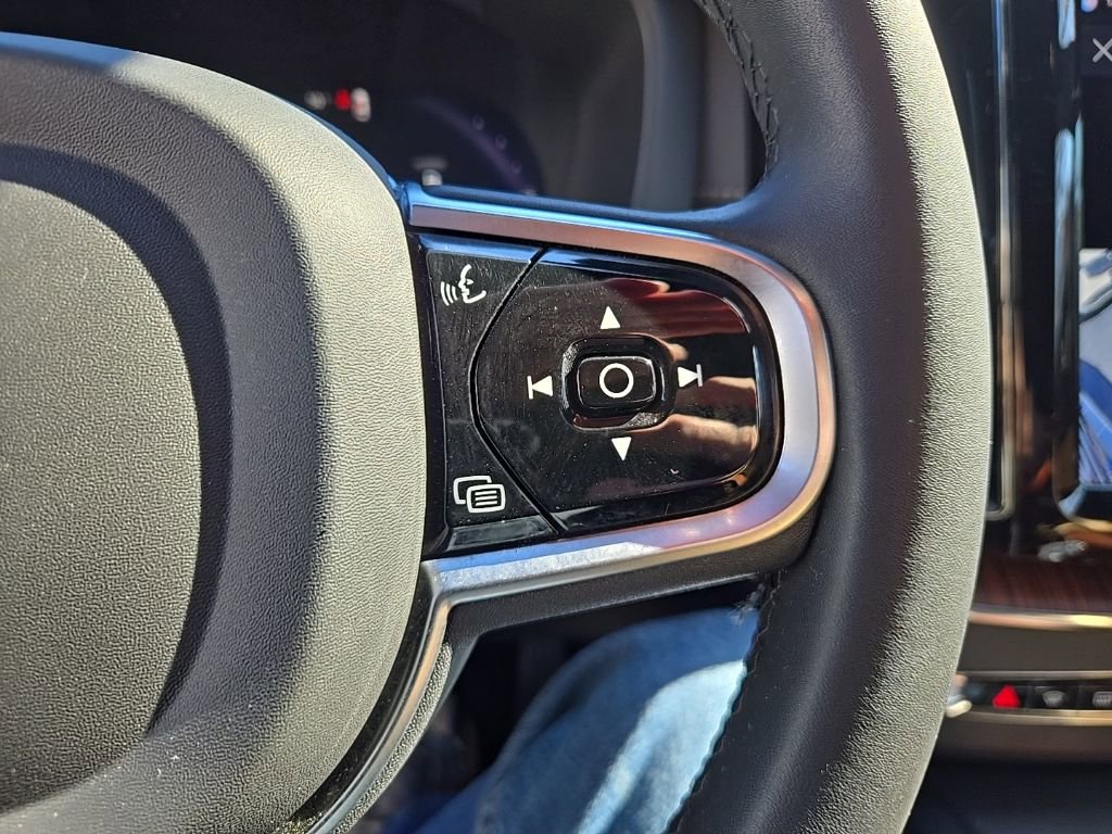 Certified 2023 Volvo XC60 T8 Ultimate w/ Protection Package Premier image 25