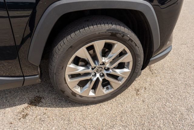 Used 2021 Toyota RAV4 XLE Premium AWD/4WD image 9