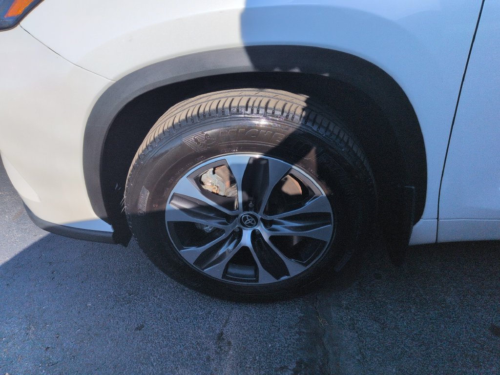 Certified 2022 Toyota Highlander XLE AWD/4WD image 27