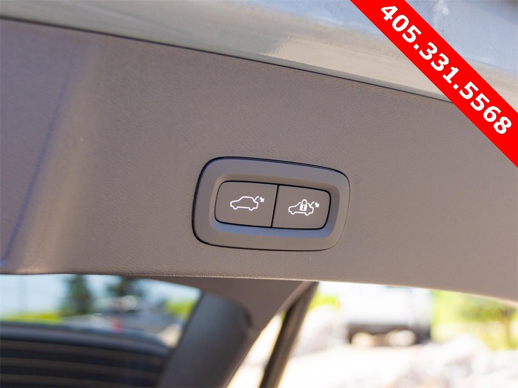 Used 2023 Volvo XC40 B5 Plus image 14