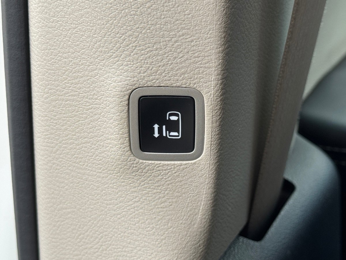 Used 2023 Chrysler Pacifica Touring-L FWD image 21