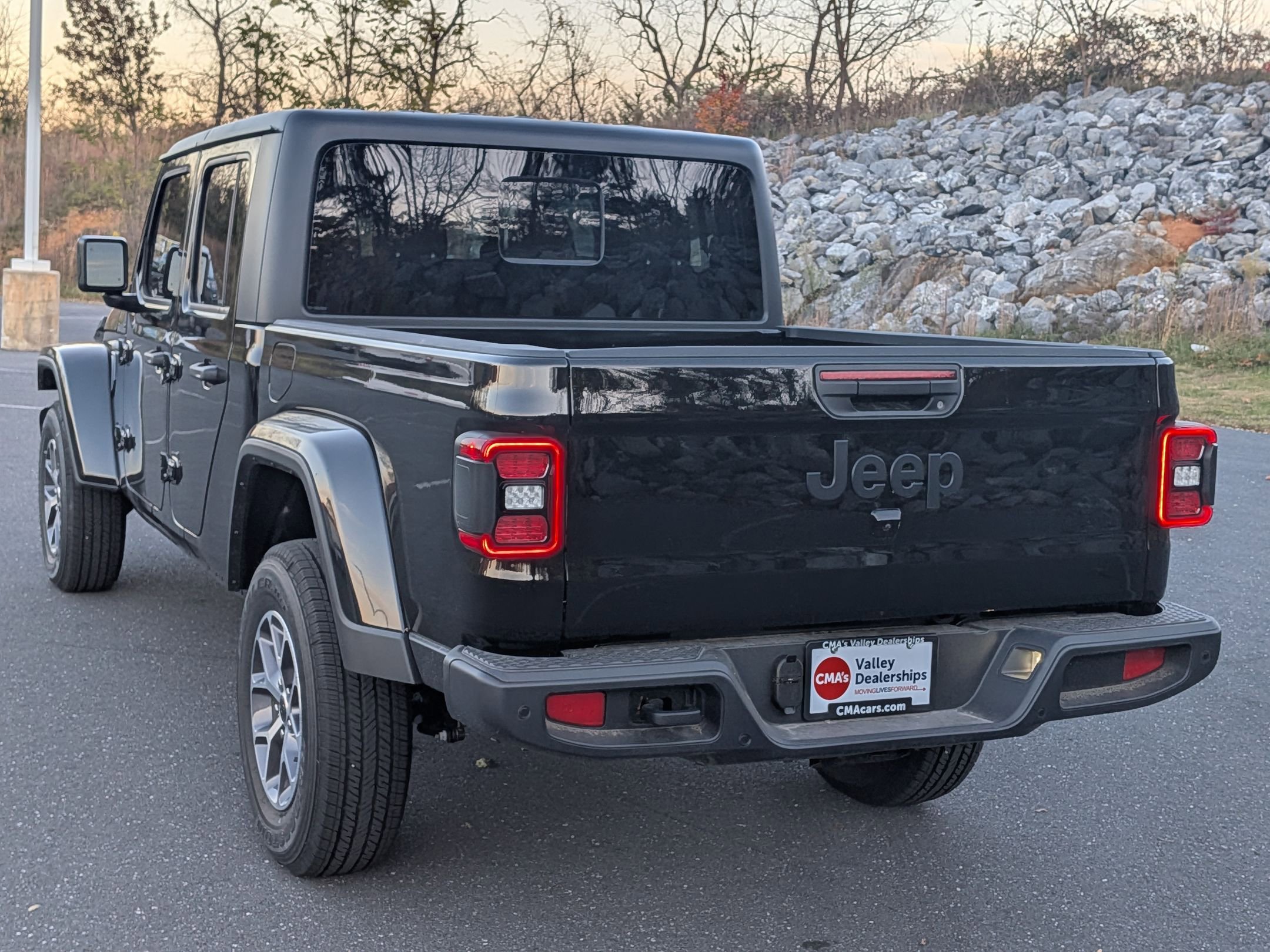 New 2025 Jeep Gladiator Sport image 7