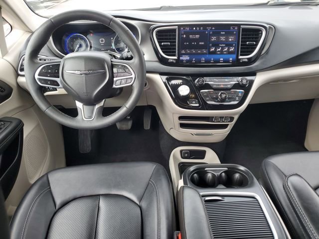 Used 2024 Chrysler Pacifica Touring-L image 25