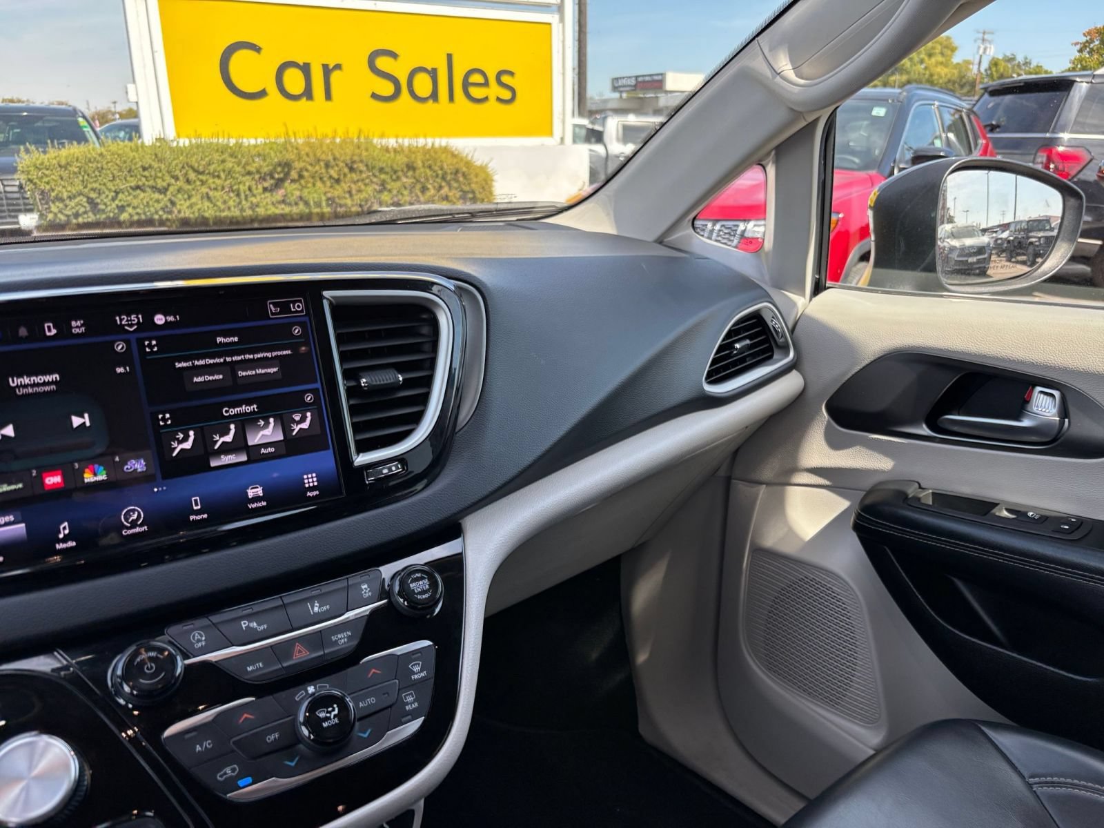 Used 2023 Chrysler Pacifica Touring-L FWD image 37