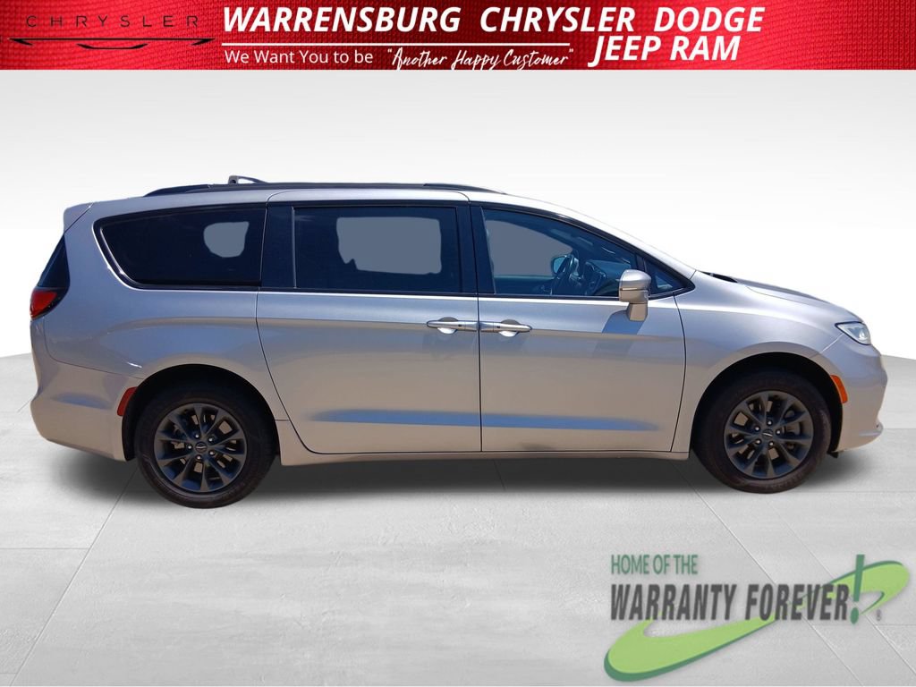 Used 2021 Chrysler Pacifica Touring-L w/ Uconnect Theater Family Group AWD/4WD image 3