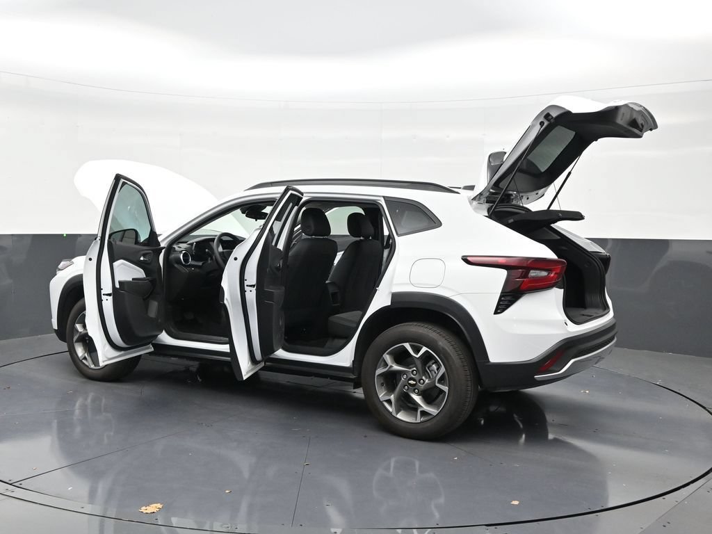 Used 2026 Chevrolet Trax LT FWD image 32