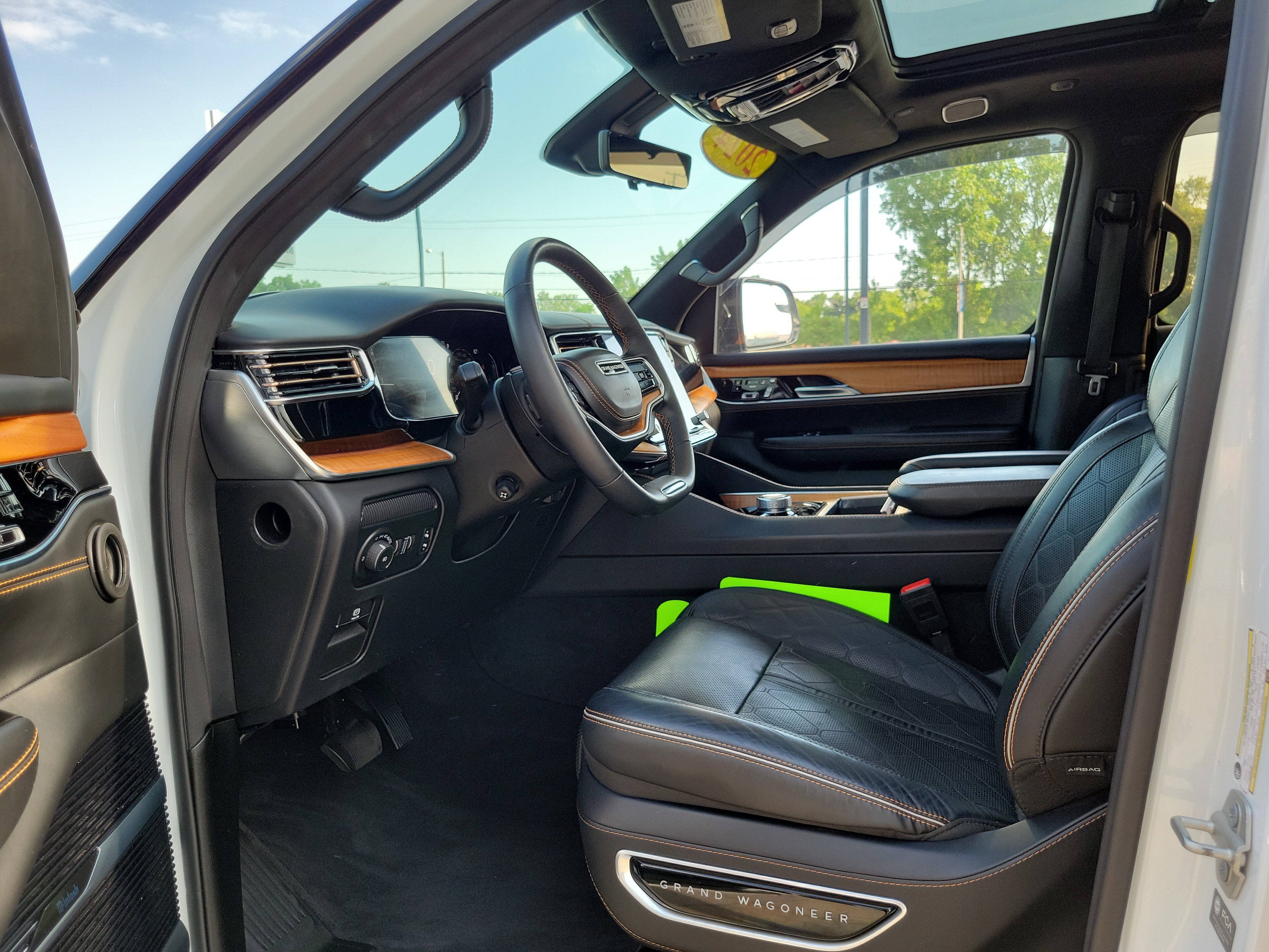 Used 2024 Jeep Grand Wagoneer Series III w/ Rear Seat Video Group 1 AWD/4WD image 8