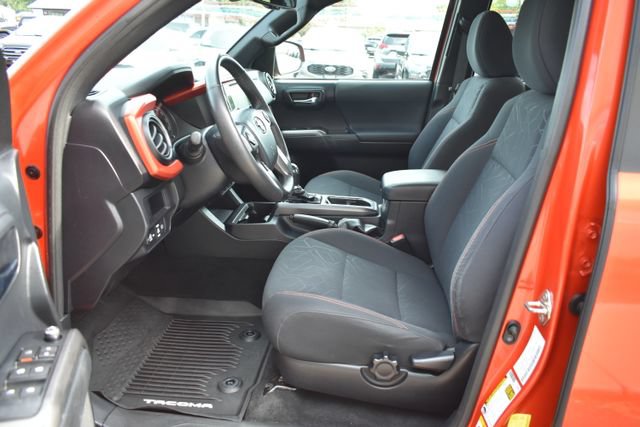 Used 2018 Toyota Tacoma TRD Off-Road w/ Technology Package AWD/4WD image 16