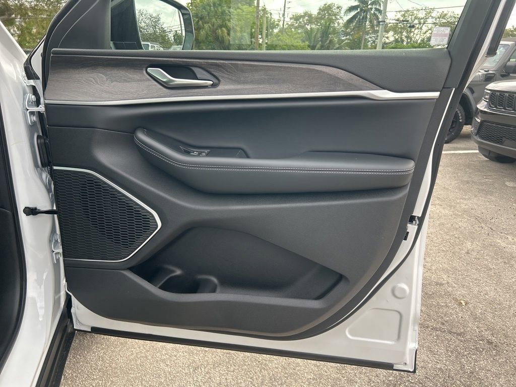 New 2026 Jeep Grand Cherokee Limited RWD image 28