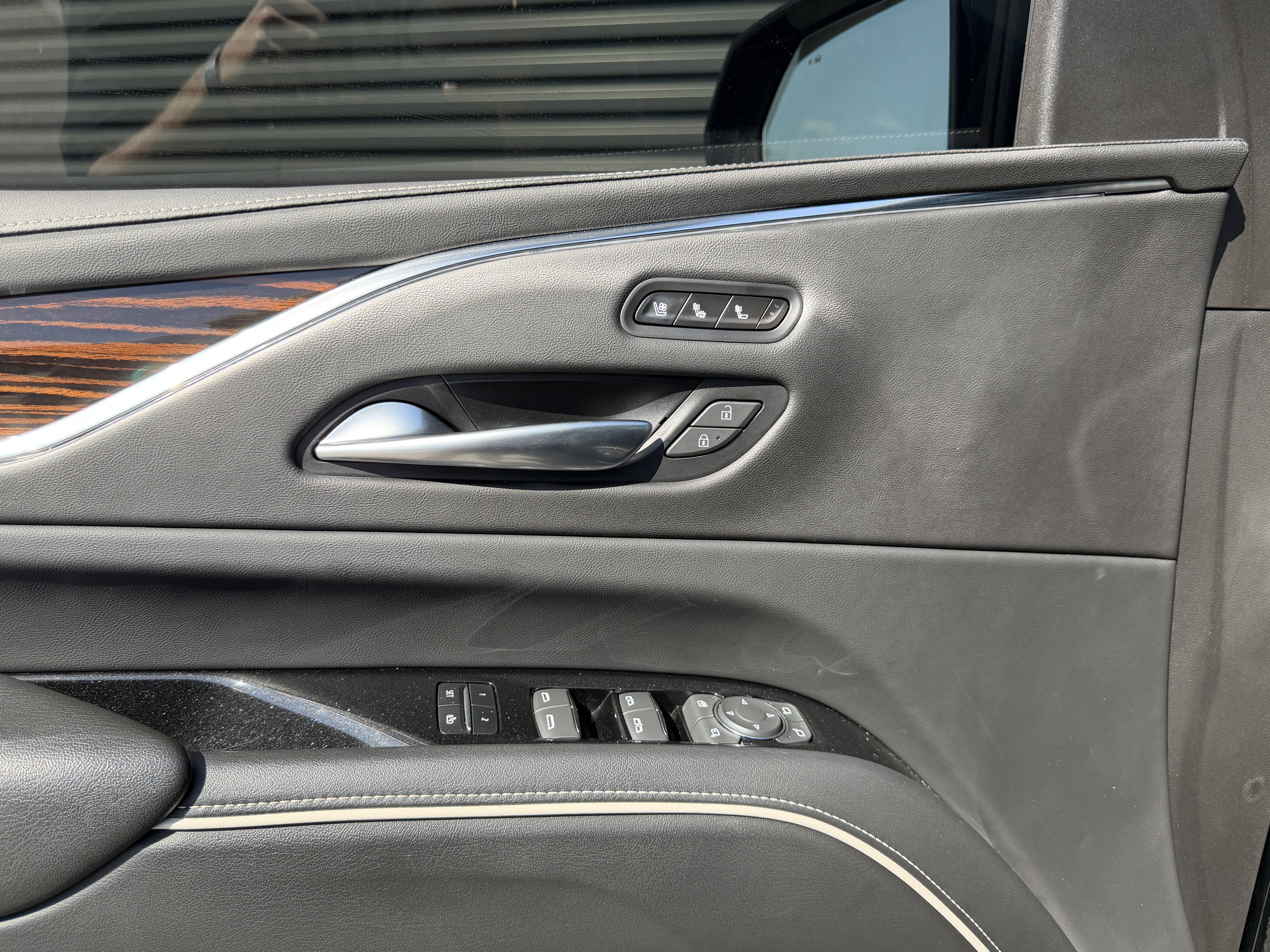 Used 2023 Cadillac Escalade Premium Luxury image 23