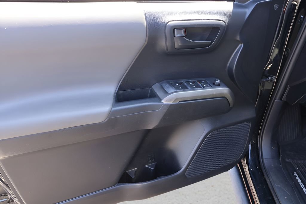 Used 2020 Toyota Tacoma SR5 RWD image 9