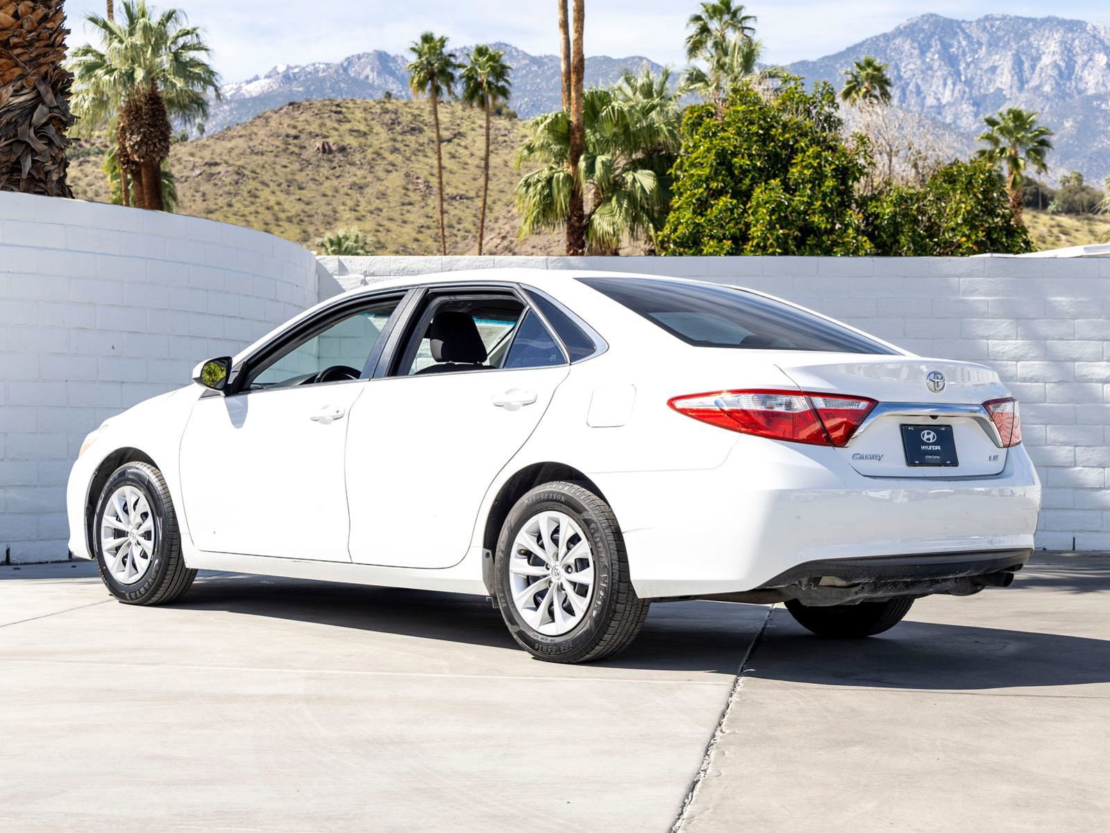 Used 2015 Toyota Camry LE image 7