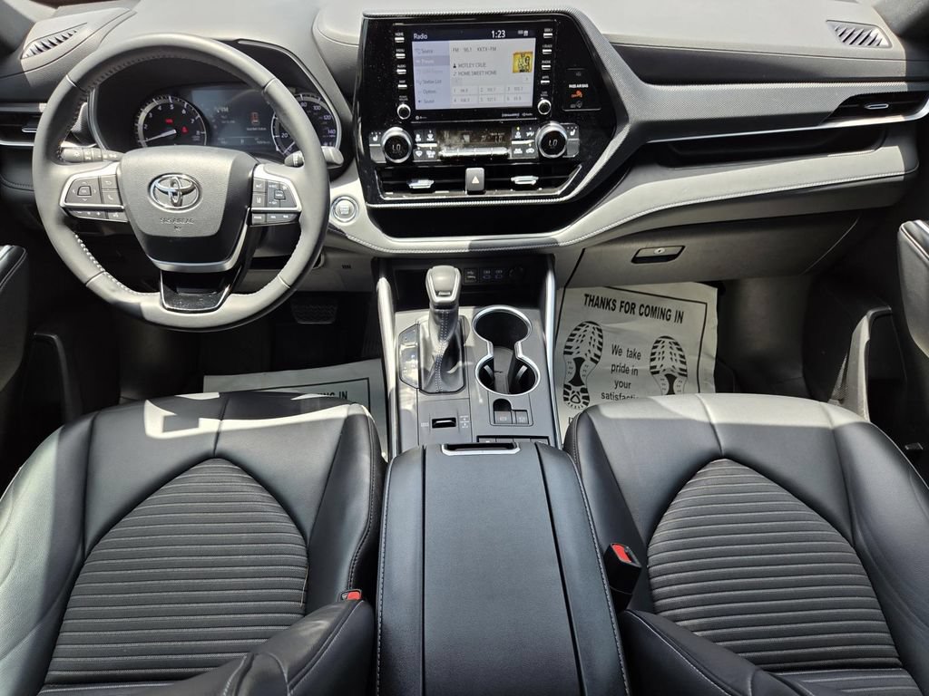 Used 2022 Toyota Highlander XSE FWD image 11