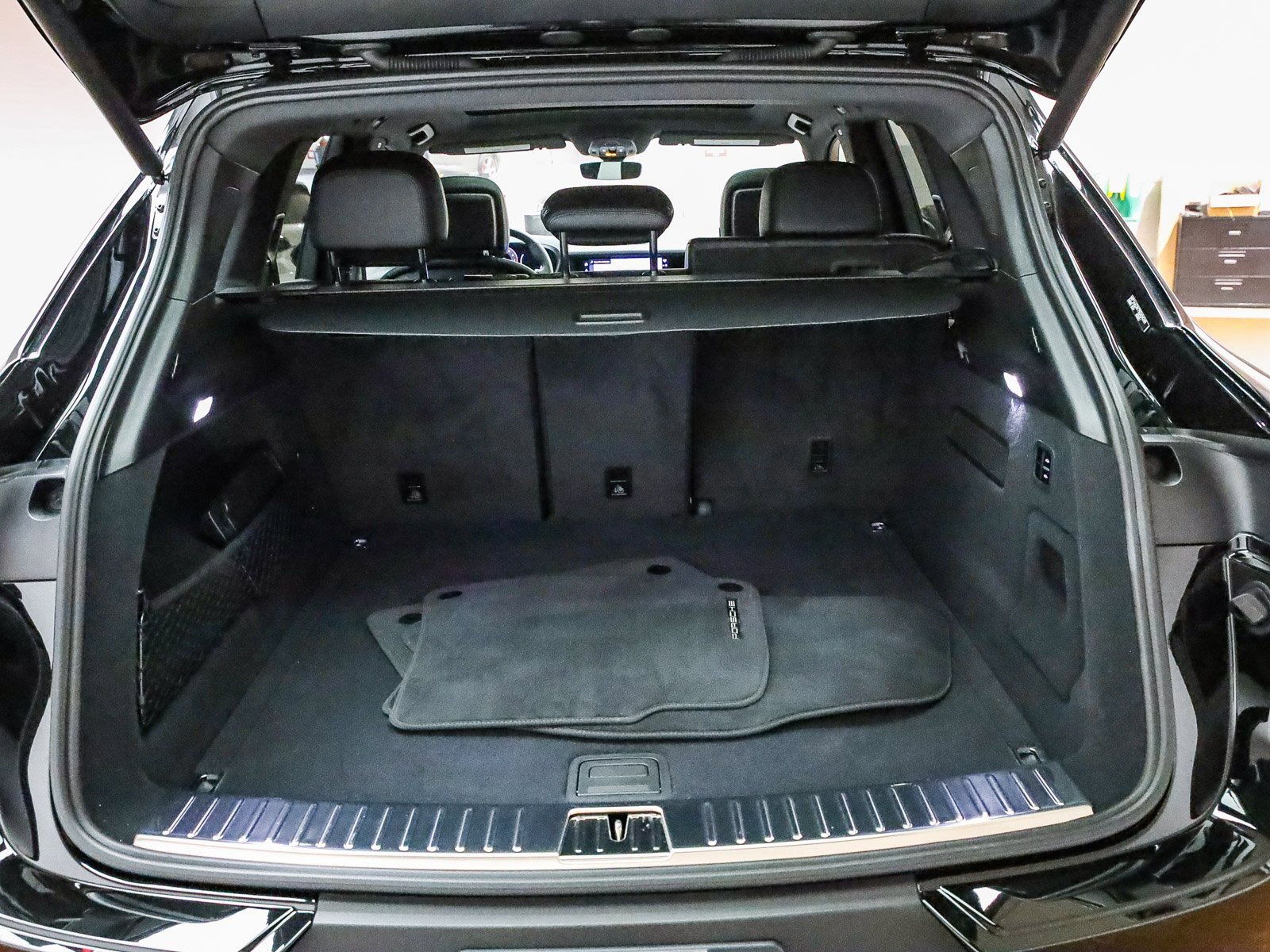 Used 2025 Porsche Cayenne image 28
