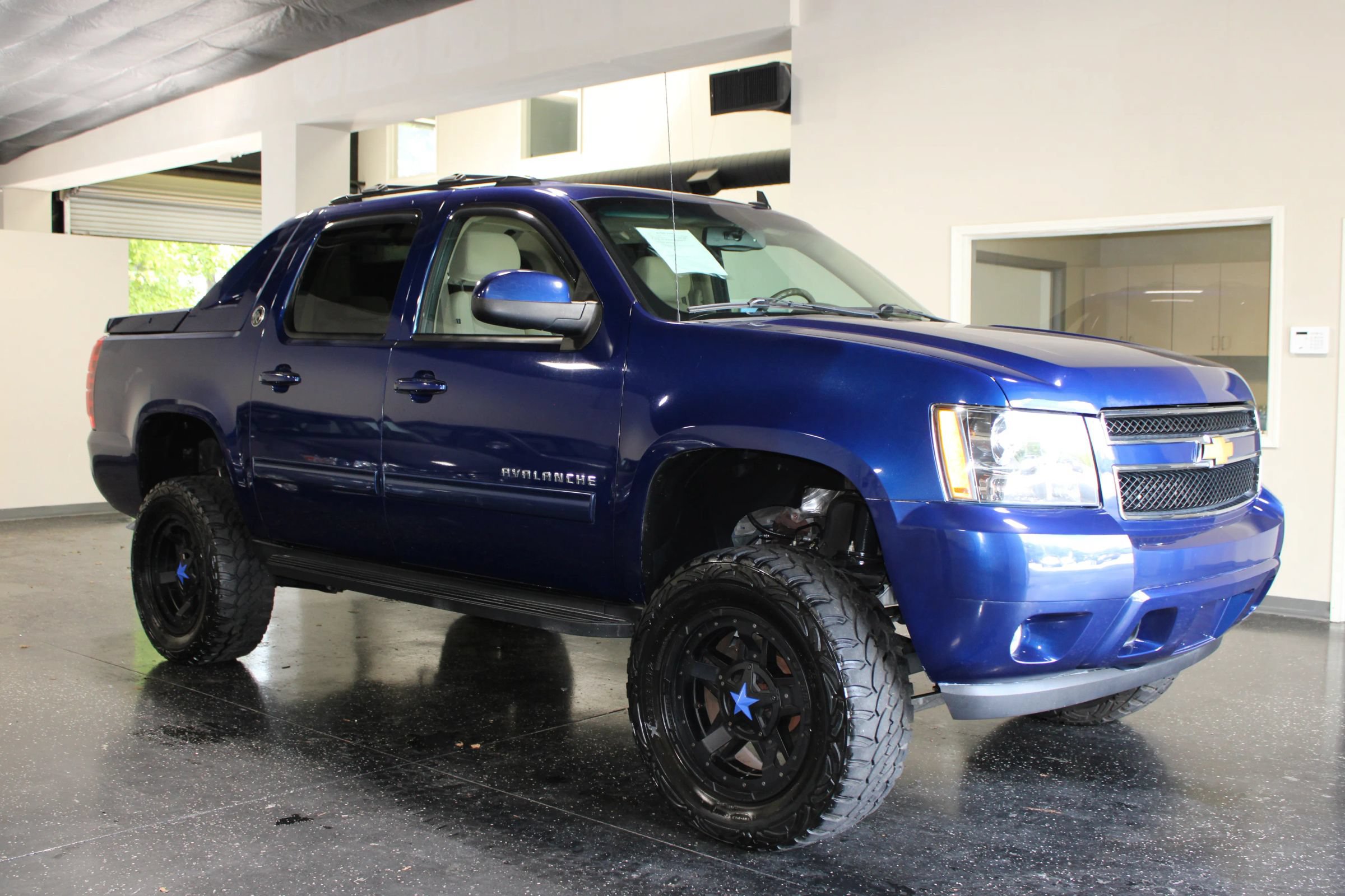 Used 2013 Chevrolet Avalanche LS RWD image 1