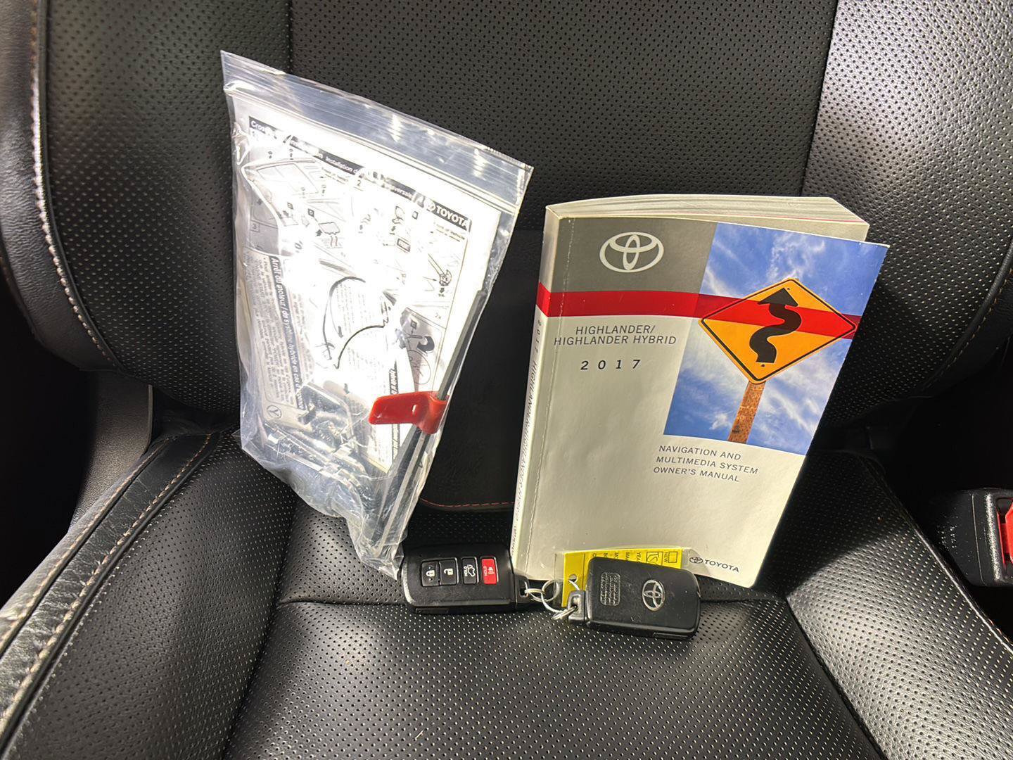 Used 2017 Toyota Highlander Limited w/ Carpet Mat Package AWD/4WD image 23