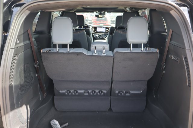 New 2027 Chrysler Pacifica Pinnacle w/ Theater Group FWD image 7
