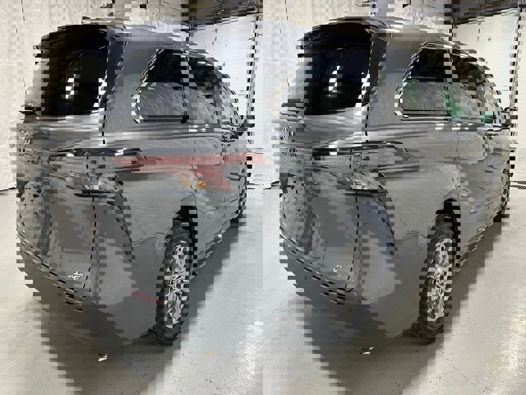 Used 2025 Toyota Sienna XLE image 7