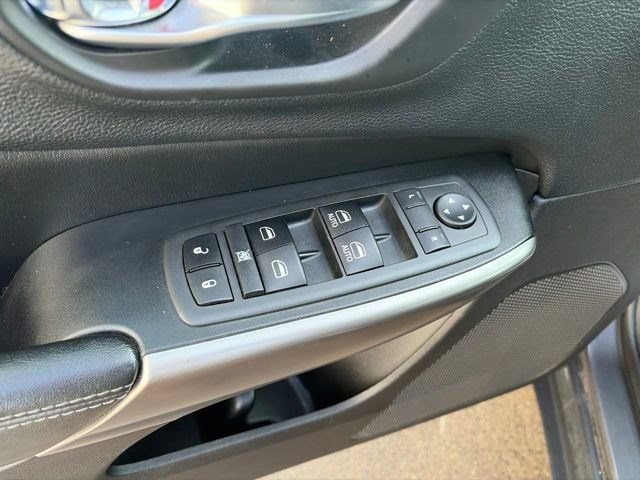 Used 2020 Jeep Cherokee Latitude Plus w/ Cold Weather Group AWD/4WD image 14