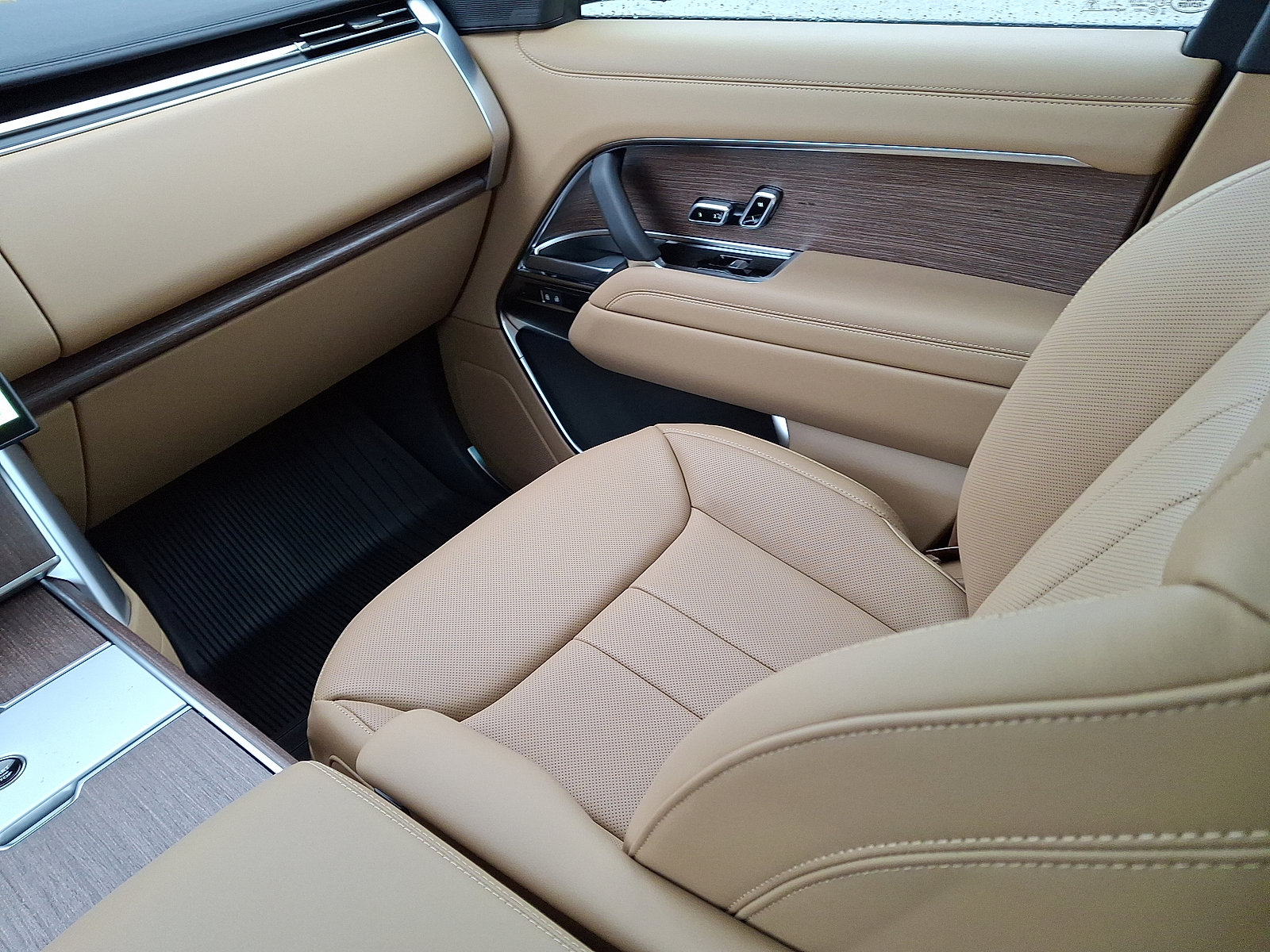 New 2026 Land Rover Range Rover SE image 14