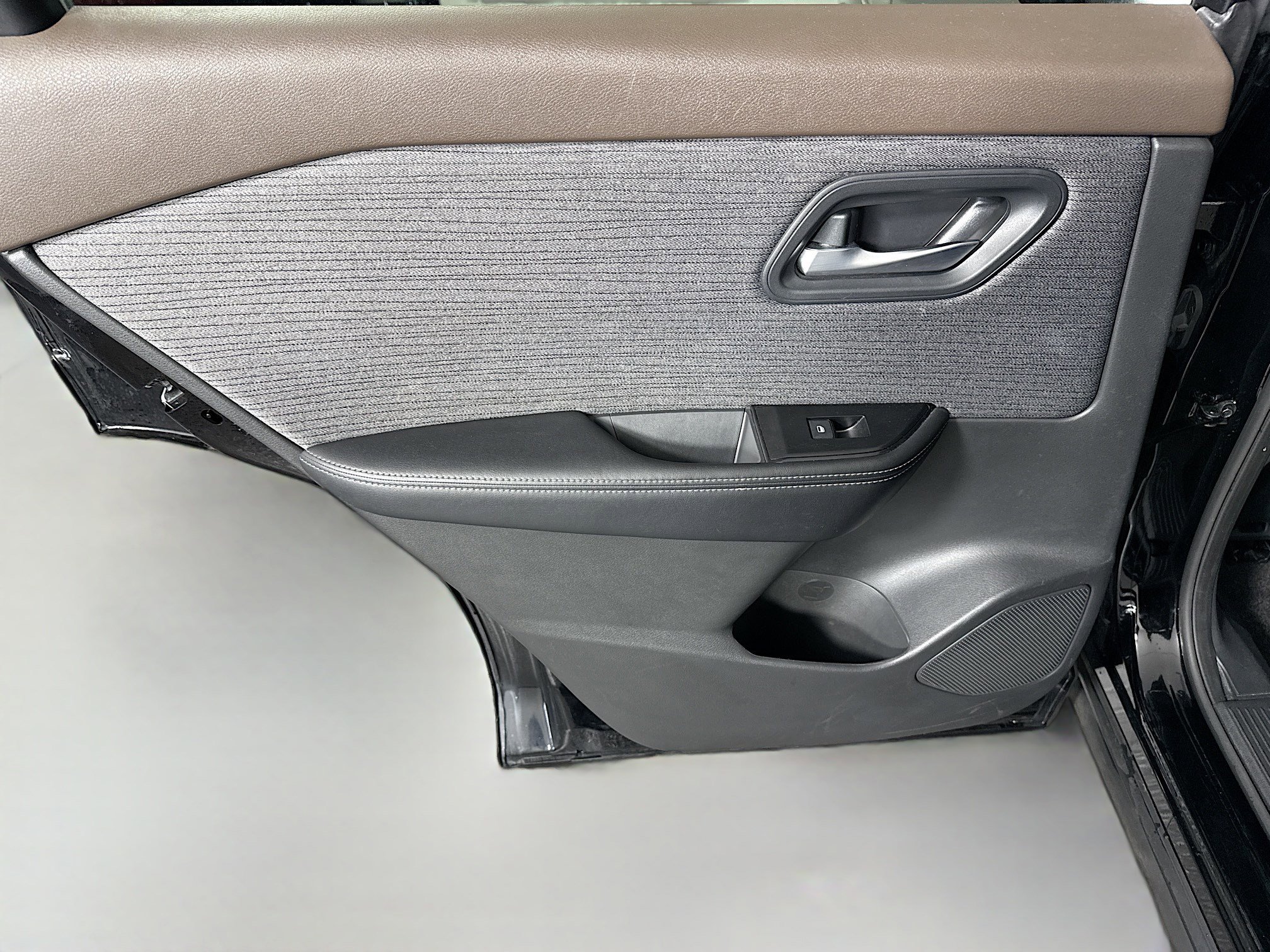 Used 2023 Nissan Rogue SV image 26