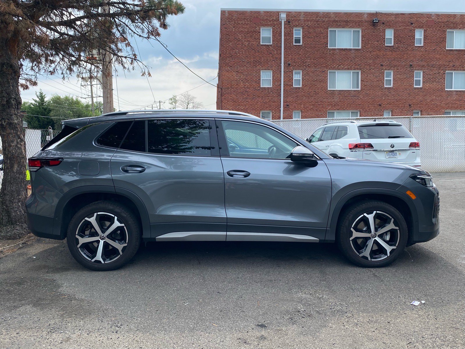 Certified 2025 Volkswagen Tiguan SE w/ Panoramic Sunroof Package AWD/4WD image 2