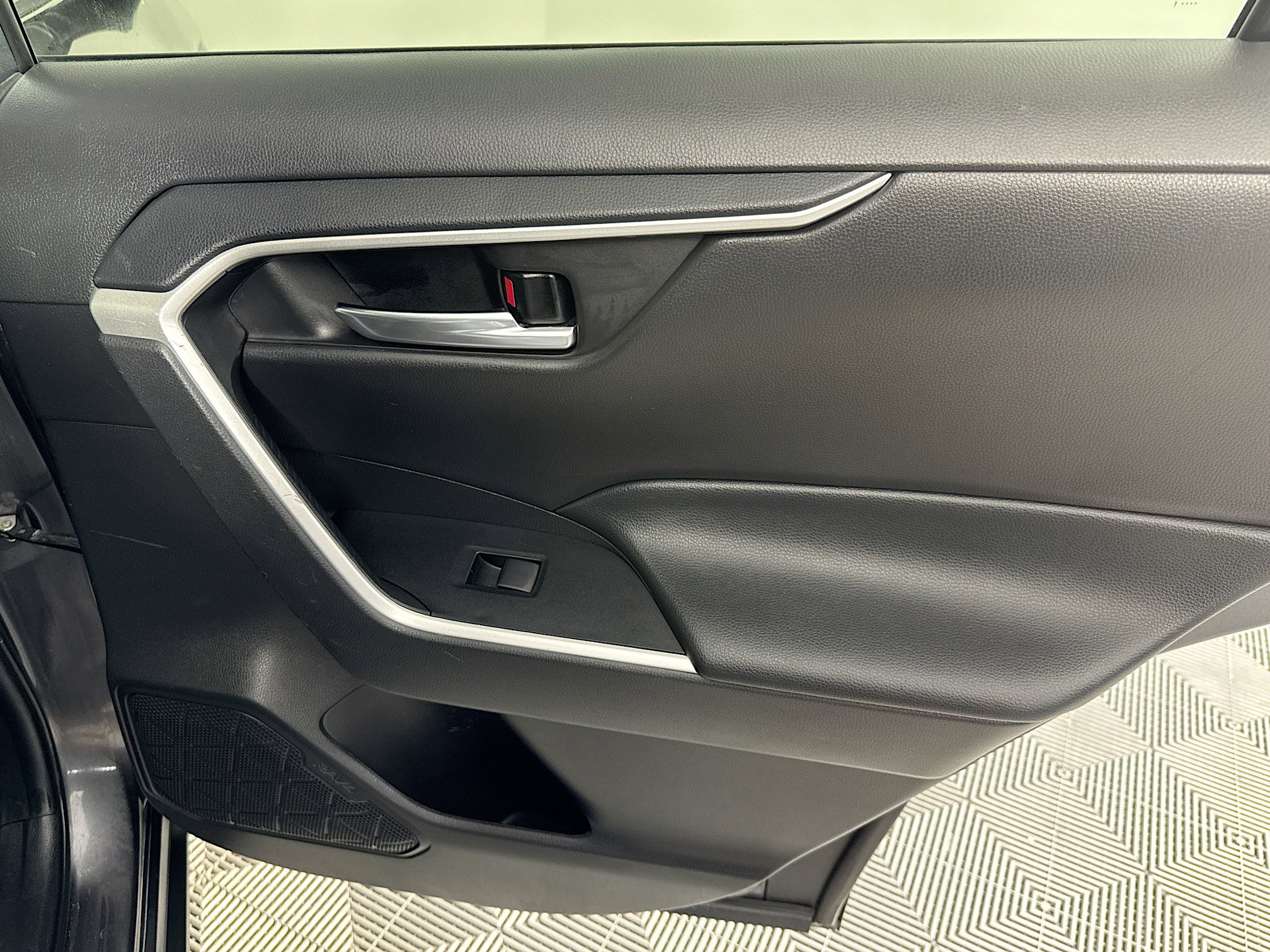 Used 2021 Toyota RAV4 XLE image 27