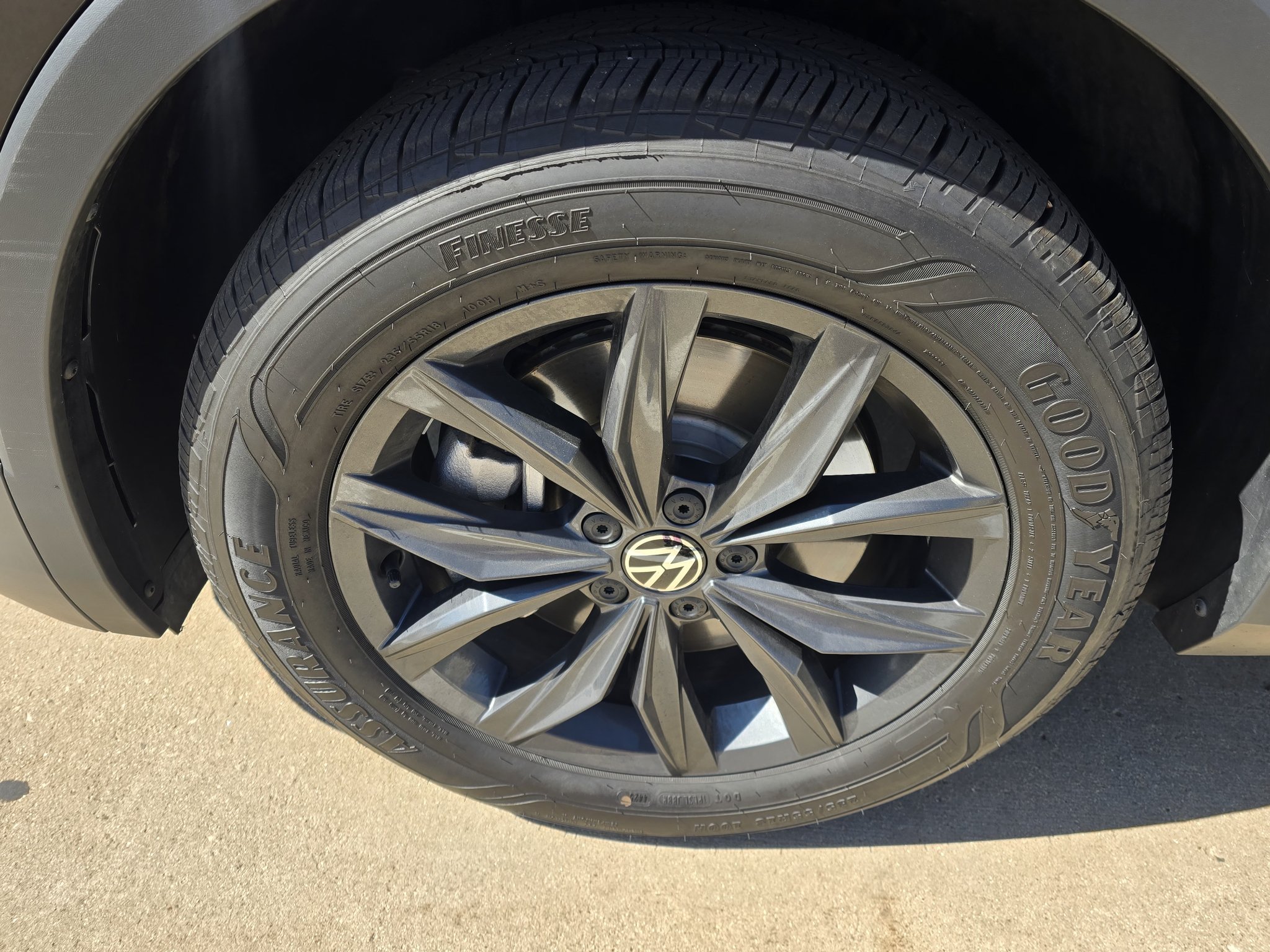 Used 2024 Volkswagen Tiguan SE AWD/4WD image 10