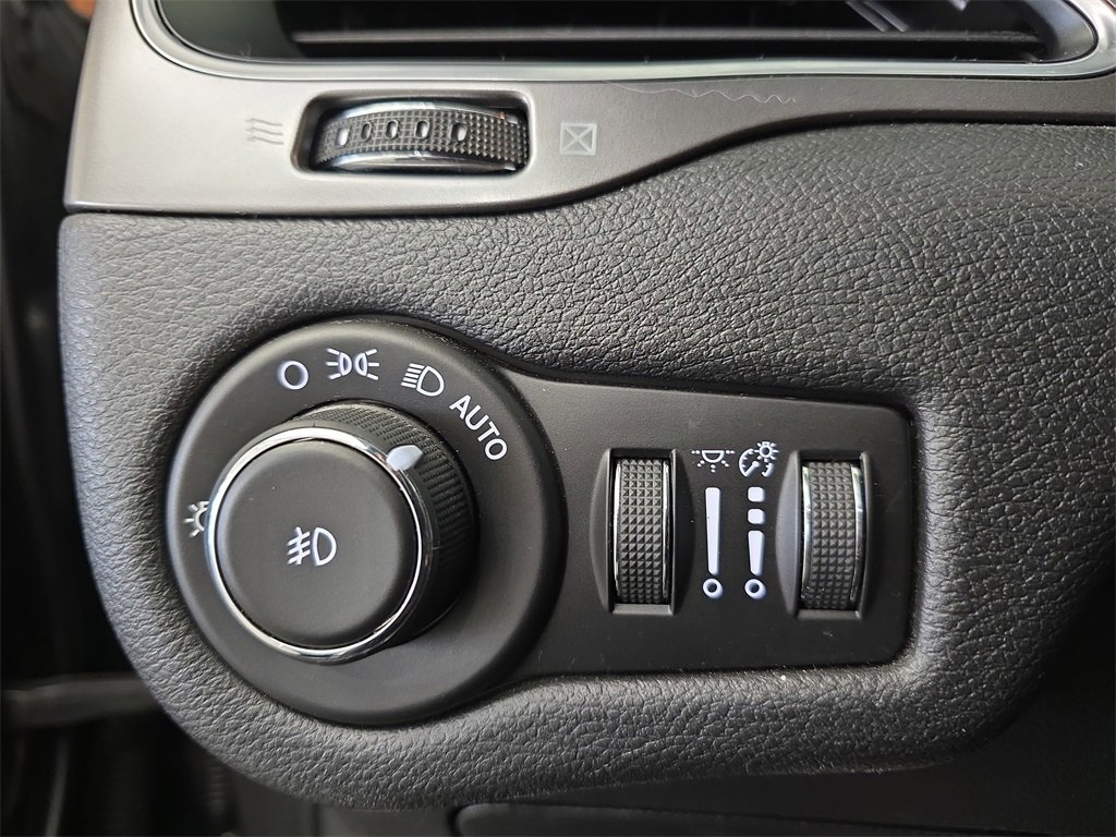 Used 2019 Jeep Cherokee Latitude Plus w/ Cold Weather Group image 28