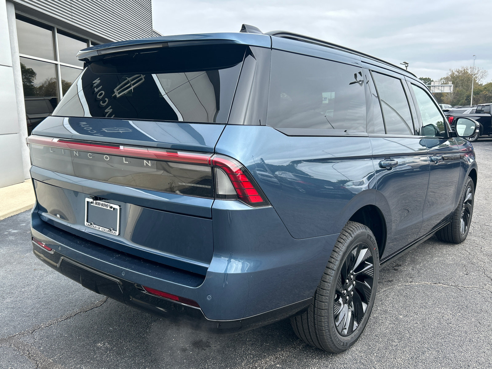 New 2027 Lincoln Navigator Reserve w/ Jet Appearance Package AWD/4WD image 7