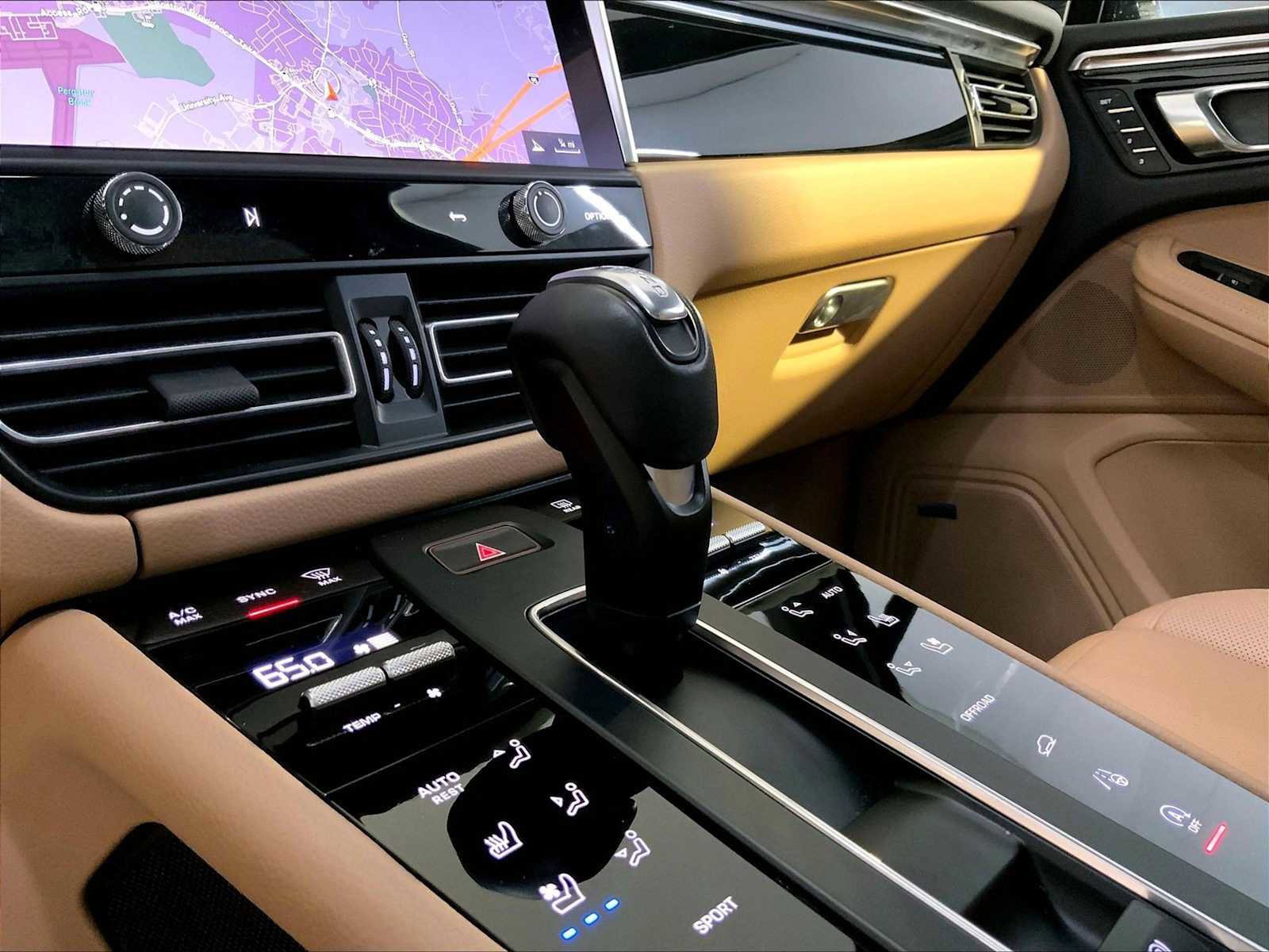 Certified 2023 Porsche Macan AWD/4WD image 17