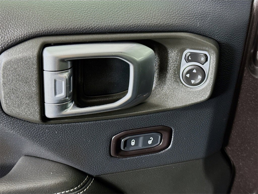 Used 2018 Jeep Wrangler Unlimited Sahara image 24