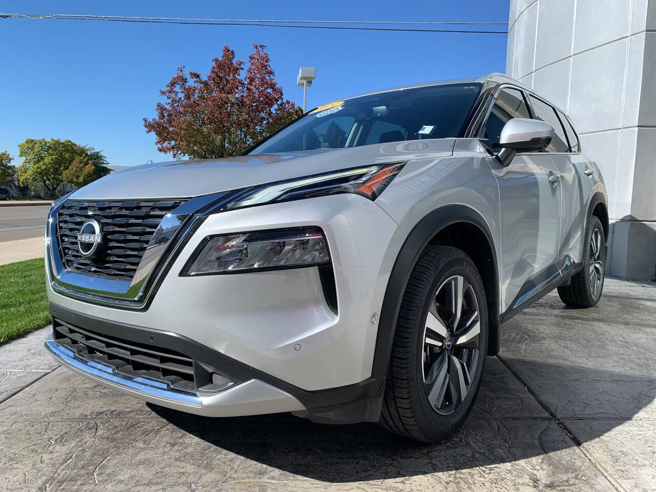 Used 2023 Nissan Rogue Platinum w/ Platinum Premium Package image 3