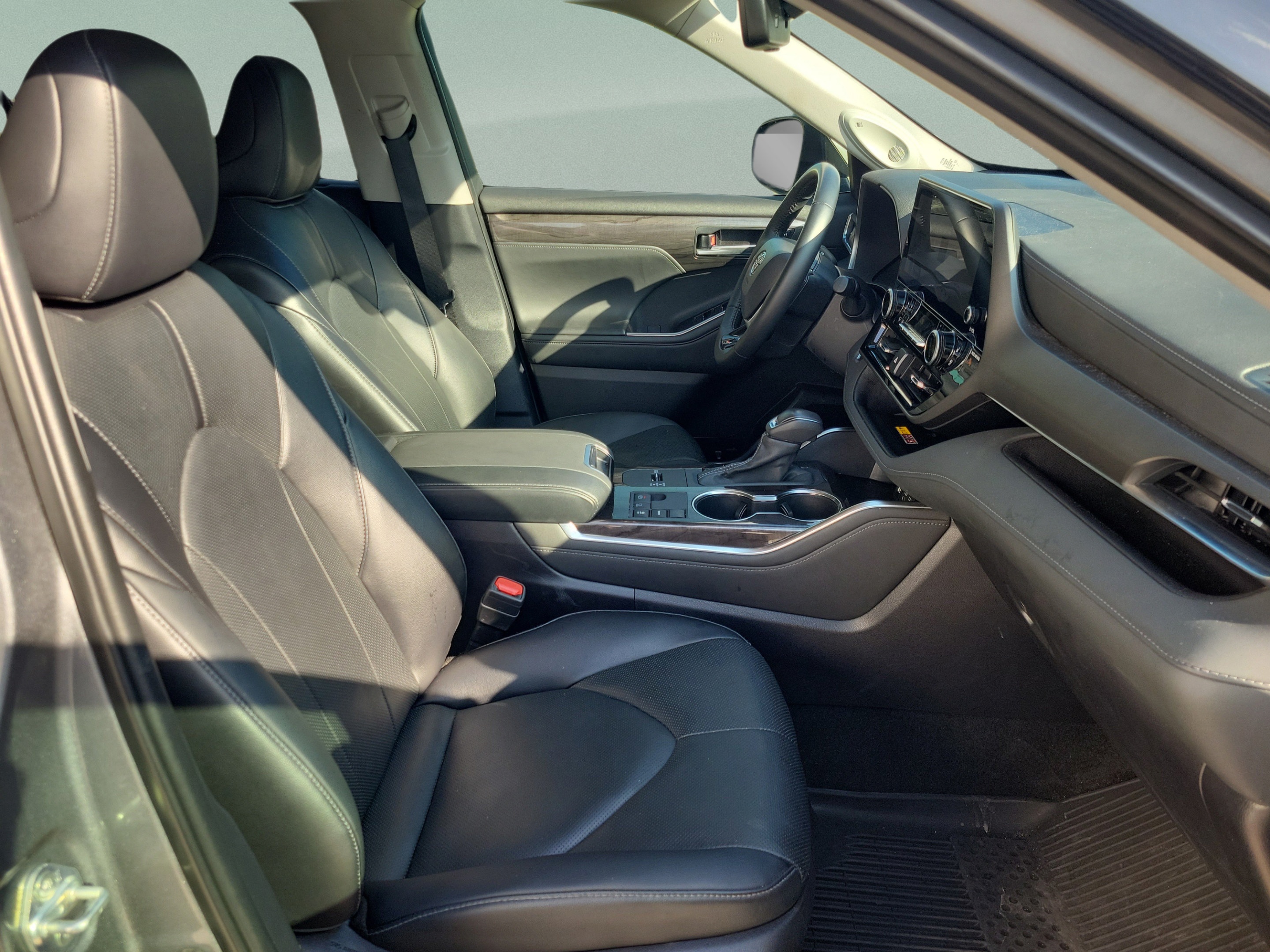 Certified 2025 Toyota Highlander Limited FWD image 31