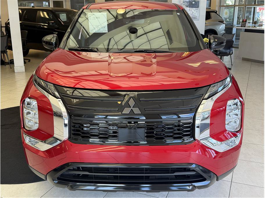 New 2026 Mitsubishi Outlander LE FWD image 2