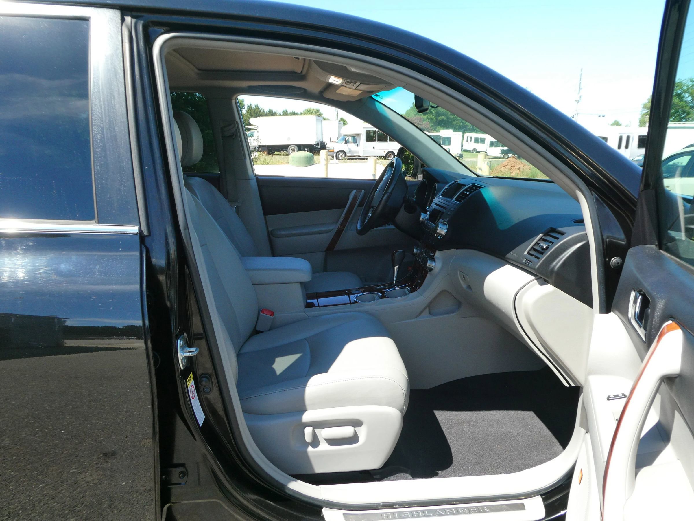 Used 2012 Toyota Highlander Limited w/ Tow Pkg FWD image 25