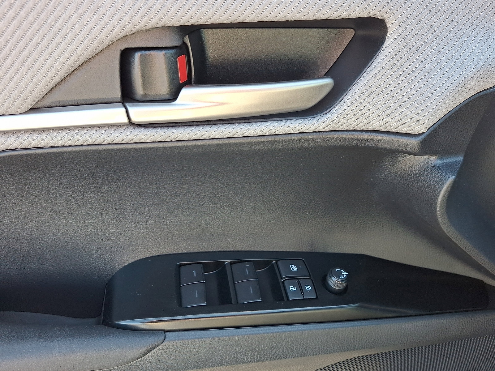 Used 2025 Toyota Camry SE image 12