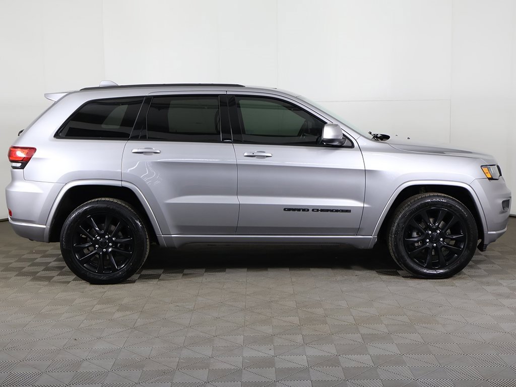Used 2017 Jeep Grand Cherokee Altitude image 17