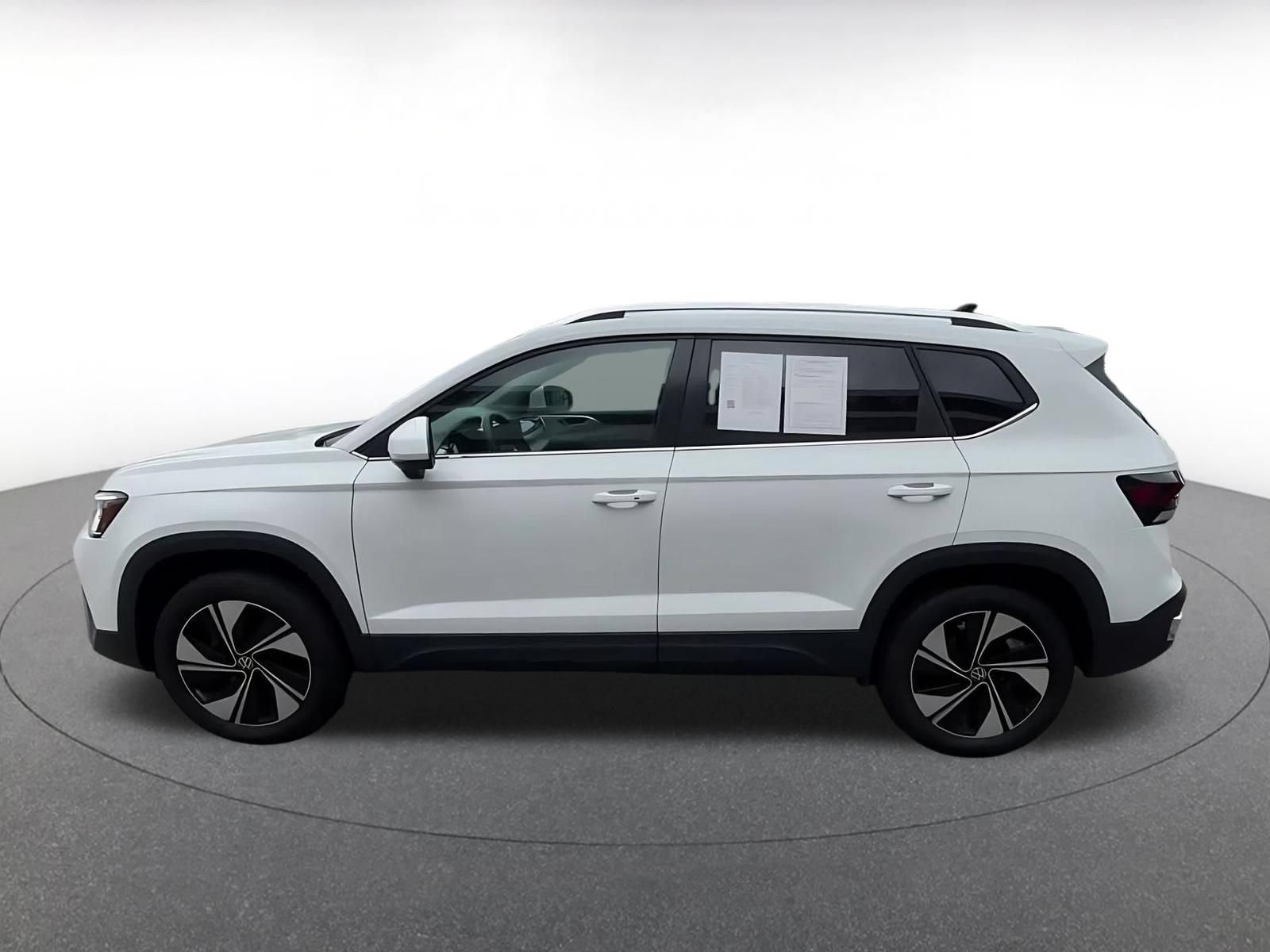 Used 2025 Volkswagen Taos SE AWD/4WD image 8