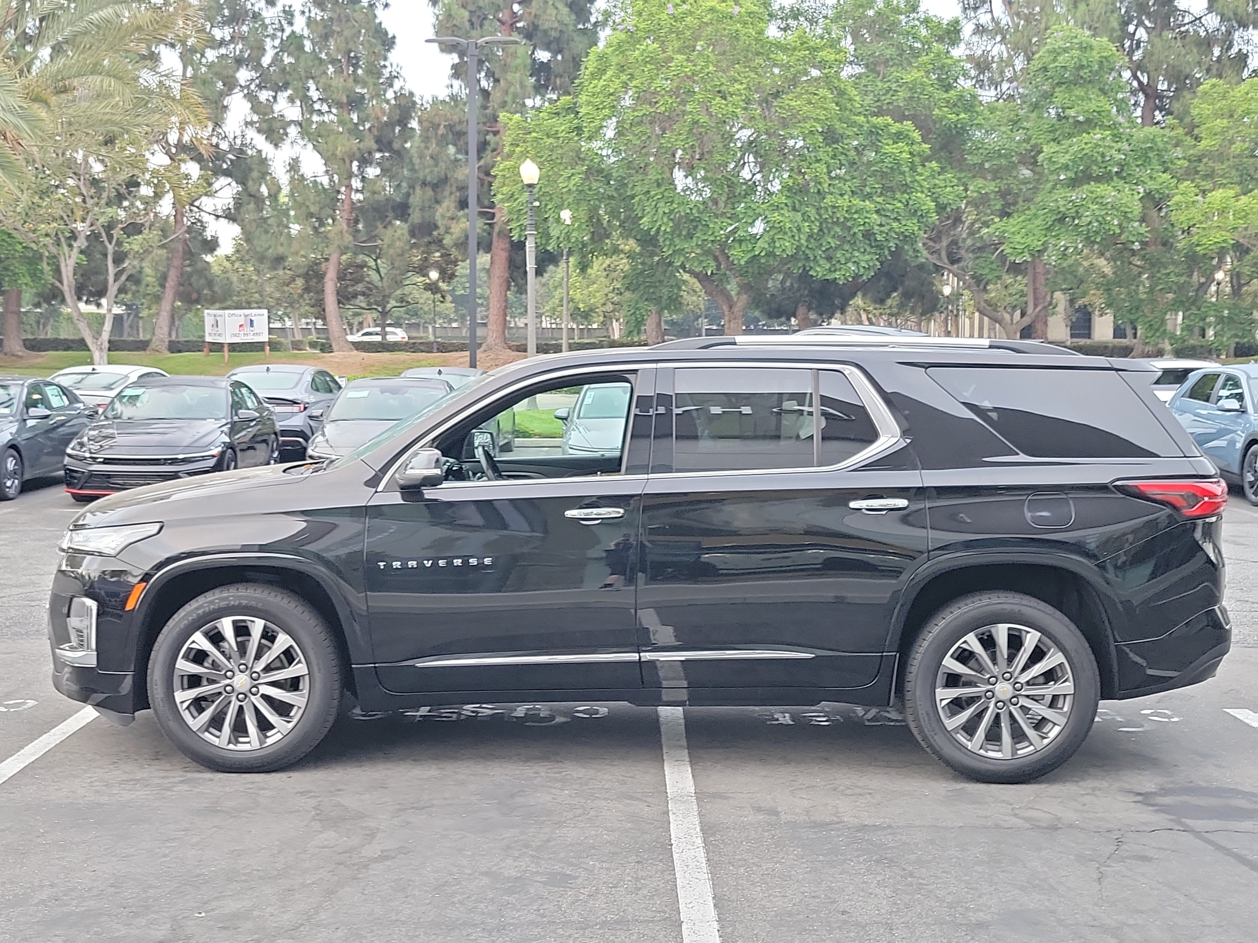 Used 2023 Chevrolet Traverse Premier FWD image 4