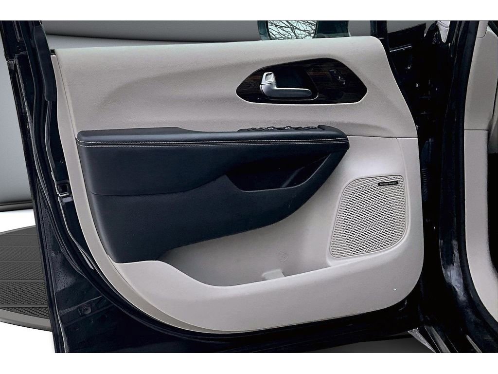 Used 2022 Chrysler Pacifica Limited image 20