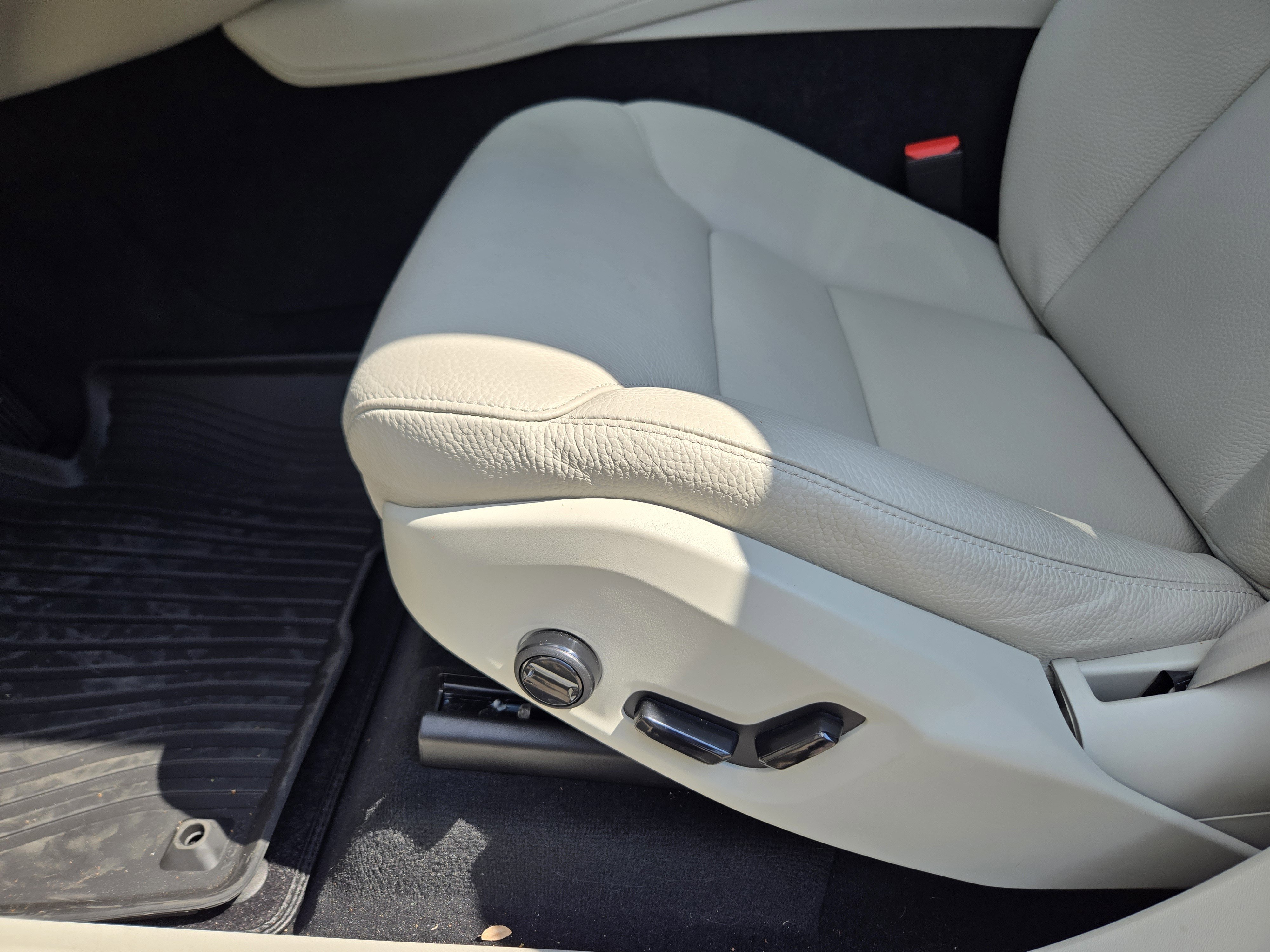 Certified 2025 Volvo XC90 T8 Plus w/ Protection Package Premier image 27