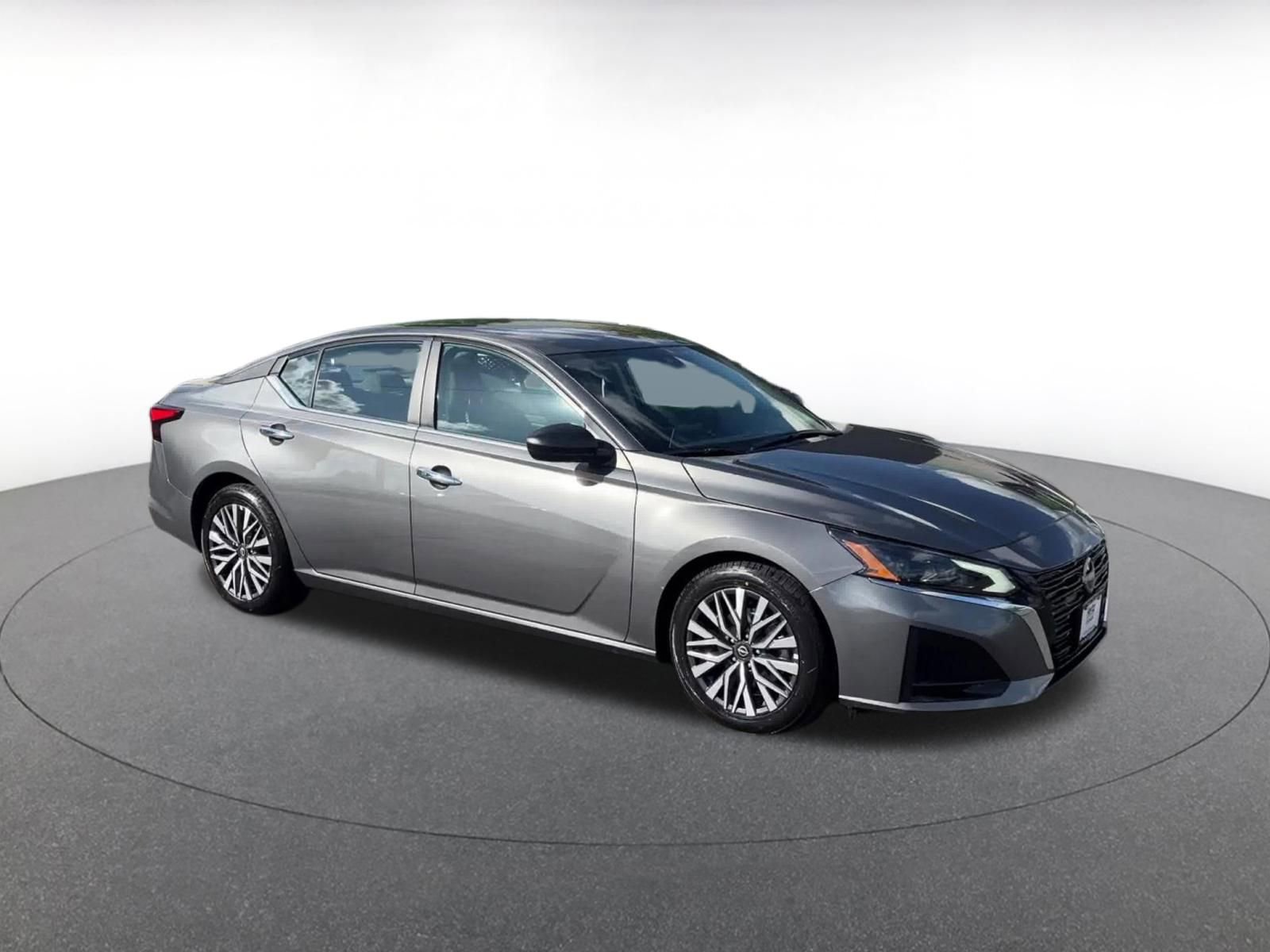 Used 2025 Nissan Altima 2.5 SV FWD image 2