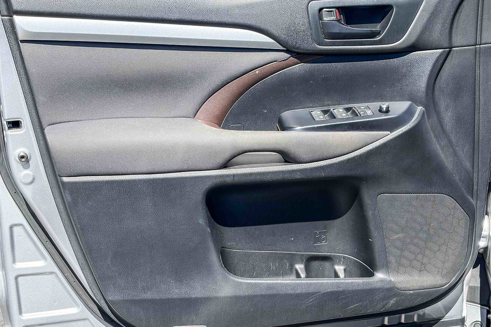 Used 2015 Toyota Highlander LE image 21