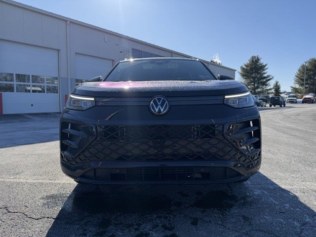 Used 2025 Volkswagen Tiguan SE R-Line image 11