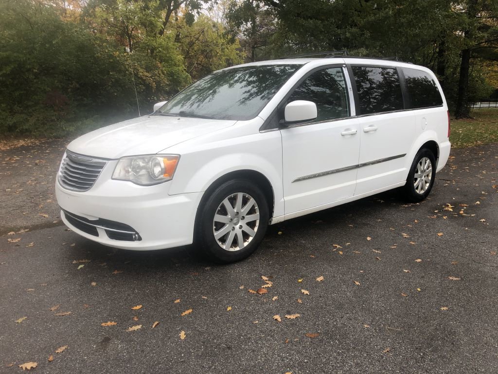 Used 2014 Chrysler Town & Country Touring image 1