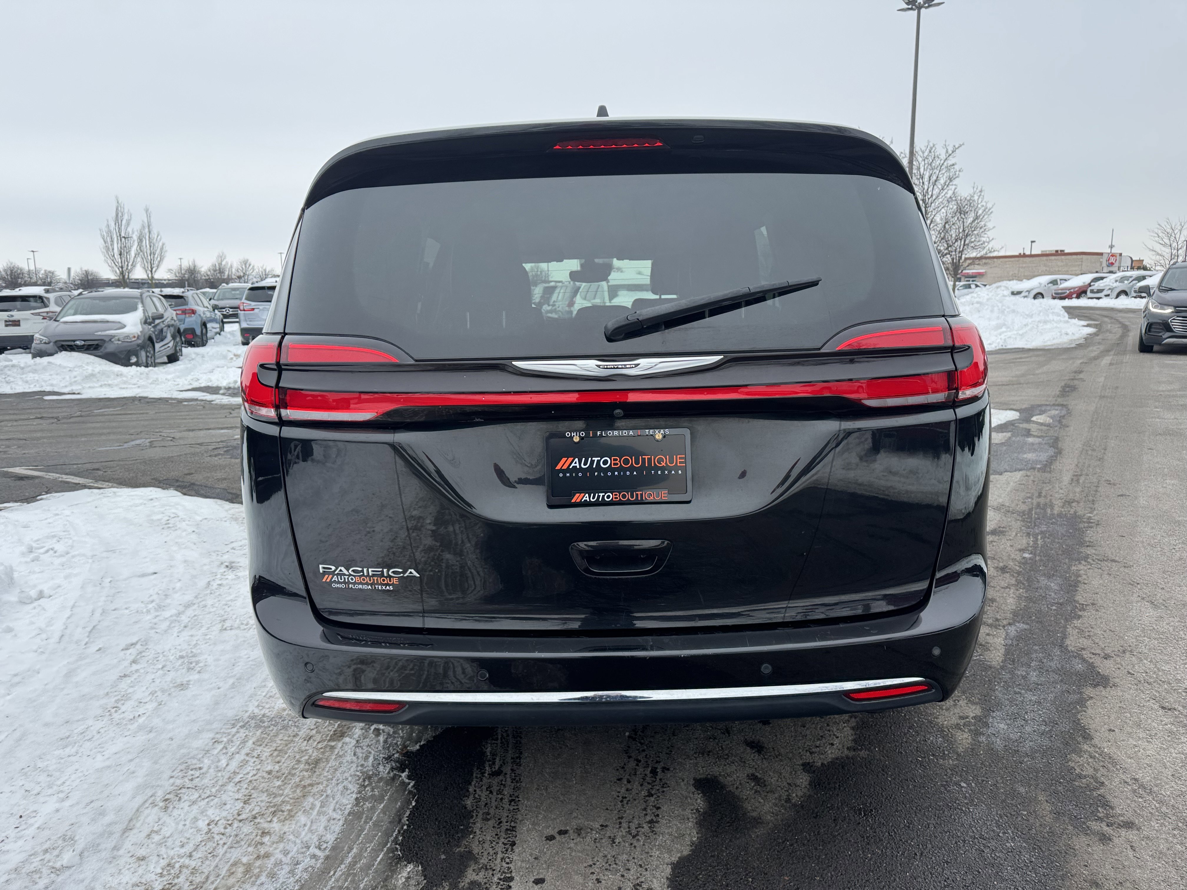 Used 2023 Chrysler Pacifica Touring-L image 8